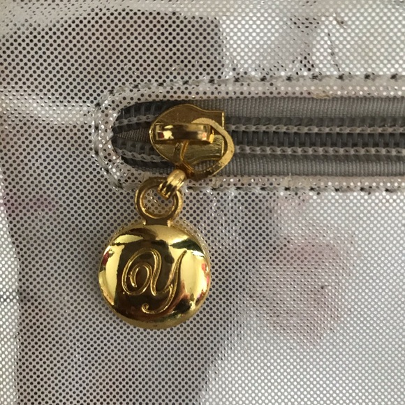 Yuma Bella white pearl-opalescent wristlet - Picture 6 of 8